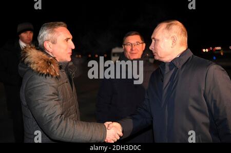 Gouverneur der Region Tjumen Alexander Moor, links, begrüßt den russischen Präsidenten Wladimir Putin bei seiner Ankunft am 1. Dezember 2020 in Tobolsk, Region Tjumen, Russland. Stockfoto