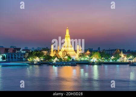 Beleuchtete Tempel der Morgenröte oder Wat Arun in Bangkok bei Sonnenuntergang Stockfoto