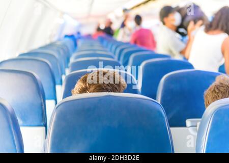 Leere Flugzeug-Innenraum mit wenigen Menschen Stockfoto