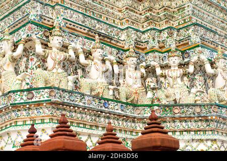 Dekorative Elemente an der Fassade des Wat Arun Stockfoto