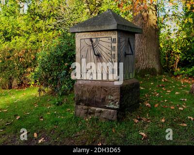 Sonnenuhr als Denkmal für das Schiffswrack von 1717 am Eingang zur St. Lawrence's Church of Over Peover, Peover Hall, Cheshire, England Stockfoto