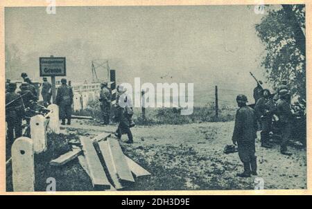 POLEN-GALIZIEN - 1941: Deutsche Truppen bauen die Pontonbrücke über den Fluss San. Polnische und ukrainische Grenzlinie. Stockfoto
