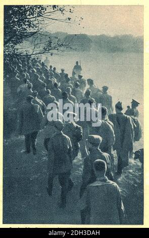 SMOLENSK, SOWJETUNION - 1941: Russische Soldaten werden von deutschen Truppen gefangen genommen. Soldaten marschierten aus der Schlacht von Smolensk. Stockfoto