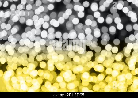 Abstrakter Hintergrund mit verschwommenem Licht. Bokeh-Effekt. Getöntes Foto. Leuchtende und Ultimate Grey Farben des Jahres 2021 Stockfoto