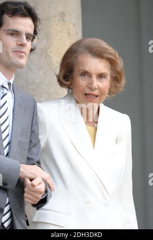 Datei Foto - Liliane Bettencourt und Martin d'Orgeval Pose im Innenhof des Elysée-Palast in Paris, Frankreich am 3. Juli 2008, vor der Teilnahme an einer Zeremonie der Verleihung Designer Giorgio Armani, Schauspielerin Claudia Cardinale und Sängerin Tina Turner mit Frankreichs renommiertesten Legion d'Honneur-Medaille des französischen Präsidenten Nicolas Sarkozy. Liliane Bettencourt ist im Alter von 94 Jahren gestorben, wie am 21. September 2017 bekannt gegeben wurde. Bettencourt war die reichste Person Frankreichs und die drittreichste Frau der Welt mit einem Nettowert von 40 Milliarden Dollar. Sie war die einzige Erbin von L'Oreal, dem größten Kosmetikunternehmen in der Welt Stockfoto