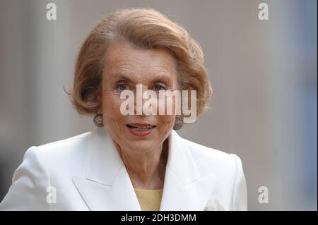 File photo - Liliane Bettencourt posiert im Innenhof des Elysée-Palastes in Paris, Frankreich am 3. Juli 2008, vor der Teilnahme an einer Zeremonie der Verleihung Designer Giorgio Armani, Schauspielerin Claudia Cardinale und Sängerin Tina Turner mit Frankreichs renommiertesten Legion d'Honneur Medaille von Französisch Präsident Nicolas Sarkozy. Liliane Bettencourt ist im Alter von 94 Jahren gestorben, wie am 21. September 2017 bekannt gegeben wurde. Bettencourt war die reichste Person Frankreichs und die drittreichste Frau der Welt mit einem Nettowert von 40 Milliarden Dollar. Sie war die einzige Erbin von L'Oreal, dem größten Kosmetikunternehmen der Welt, das Star war Stockfoto