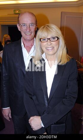 Datei Foto - die französische Schauspielerin Mireille Darc (mit ihrem Mann) gewinnt am 19. Mai 2006 den "Clarins Woman Dynamisante Prize" 2006 in Paris, Frankreich. Die Zeremonie fand im Champs Elysees Theater statt. DARC starb um 79 Uhr, wie heute bekannt gegeben wurde. Sie war Alain Delons langjähriger Co-Star und Begleiter. Sie trat als Hauptfigur in Jean-Luc Godards Film Week End von 1967 auf. Foto von Bruno Klein/ABACAPRESS.COM Stockfoto