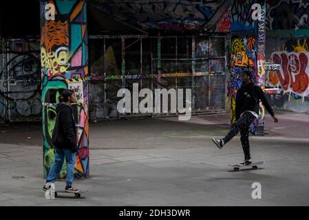 London, Großbritannien. Dezember 2020. Skateboarder üben unter den Lichtern im Undercroft unter dem Southbank Center bei Nacht. Die sehr beliebte Gegend wurde vor kurzem gerettet und erhielt eine Verjüngungskur, die es Skateboardern ermöglicht, nachts und über eine viel größere Fläche zu üben.Quelle: Stephen Chung / Alamy Live News Stockfoto