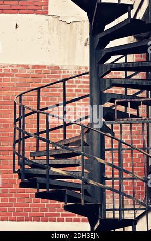 Alte schwarze Metalltreppe für Notfälle Stockfoto