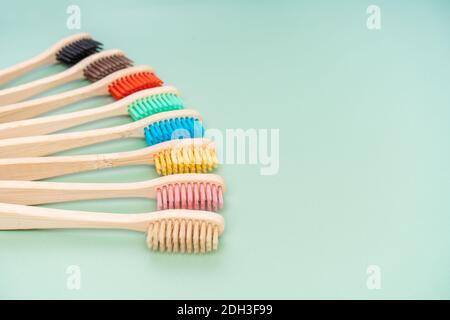 Ein Set umweltfreundlicher antibakterieller Zahnbürsten aus Bambusholz auf hellgrünem Hintergrund. Trends im Bereich Umweltschutz. Stockfoto