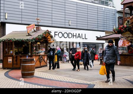 Kingston London, Dezember 09 2020, Weihnachtsmarkt Stände Vor Marks Und Spencer Foodhall Stockfoto
