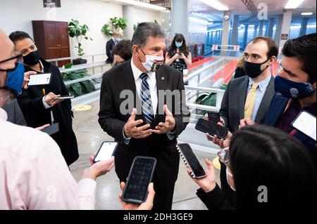 Washington, USA 09. Dezember 2020. 9. Dezember 2020 - Washington, DC, USA: US-Senator Joe Manchin (D-WV) im Gespräch mit Reportern in der Senate Subway. (Foto: Michael Brochstein/Sipa USA) Quelle: SIPA USA/Alamy Live News Stockfoto