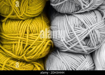 Trendfarben des Jahres 2021. Textur von flauschigen Wollfäden zum Stricken in Nahaufnahme. Stockfoto