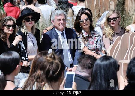 Sidney Toledano, seine Frau Katia Toledano und Kirsten Dunst bei der Christian Dior 2017/18 Herbst Winter Haute Couture Show in Paris, Frankreich am 03. Juli 2017. Foto von Aurore Marechal/ABACAPRESS.COM Stockfoto
