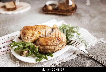 Gebackenes Hähnchenschlagstock auf einem Teller mit Kräutern. Stockfoto