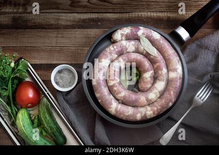 Die Wurst ist hausgemacht, zum Braten vorbereitet. Stockfoto