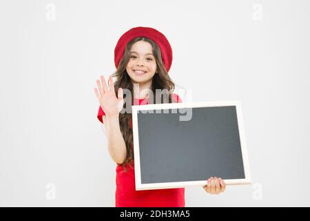 Werbung kopieren. Überprüfen Sie die Liste Konzept. Schule Informationen. Informieren Sie. Verkauf und Rabatt. Kind promo Information Board. Für Informationen. Mädchen Halten leere Tafel Tafel. Stockfoto