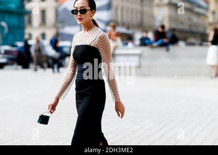 Street style, Chriselle Lim Ankunft in Schiaparelli Herbst-Winter 2017-2018 Haute Couture Show am Place Vendome, in Paris, Frankreich, am 3. Juli 2017 statt. Foto von Marie-Paola Bertrand-Hillion/ABACAPRESS.COM Stockfoto