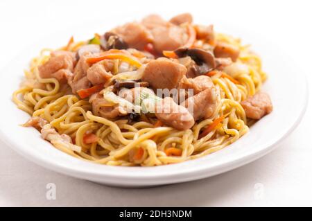 chow Mien oder mein mit Huhn und frischem Gemüse Stockfoto