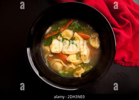 Reichhaltige Pasta Tortellini Suppe mit Huhn und frischem Gemüse Stockfoto