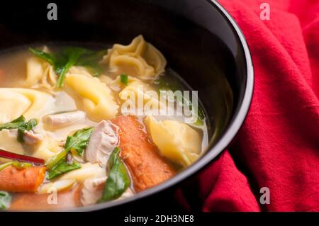 Reichhaltige Pasta Tortellini Suppe mit Huhn und frischem Gemüse Stockfoto
