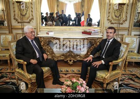 Der französische Präsident Emmanuel Macron begrüßt den palästinensischen Präsidenten Mahmoud Abbas im Elysée-Palast in Paris, am 5. Juli 2017. Foto von Hamilton/ABACAPRESS.COM Stockfoto