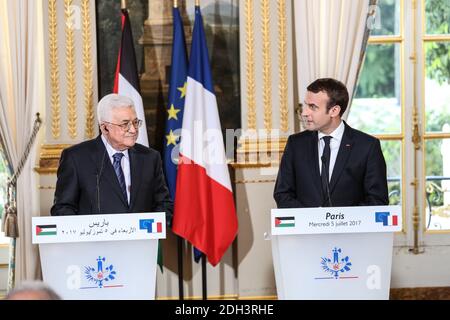 Der französische Präsident Emmanuel Macron begrüßt den palästinensischen Präsidenten Mahmoud Abbas im Elysée-Palast in Paris, am 5. Juli 2017. Foto von Hamilton/ABACAPRESS.COM Stockfoto