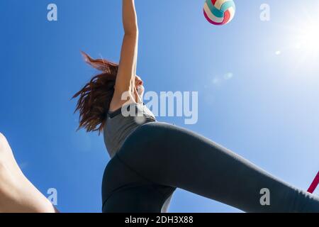 Eine wunderschöne Redhead Fitness-Modell Vorbereitung auf Volleyball spielen Stockfoto