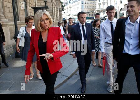 Frankreichs Präsident Emmanuel Macron, Mitte rechts, und seine Frau Brigitte heißen autistische Menschen im Elysee-Palast willkommen, bevor am Donnerstag, den 6. Juli 2017, in Paris ein Programm zur Verbesserung der Diagnose und Behandlung von Autismus gestartet wird. Foto von Thibault Camus/Pool/ABACAPRESS.COM Stockfoto