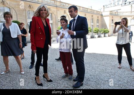 Frankreichs Präsident Emmanuel Macron, Mitte rechts, und seine Frau Brigitte heißen autistische Menschen im Elysee-Palast willkommen, bevor am Donnerstag, den 6. Juli 2017, in Paris ein Programm zur Verbesserung der Diagnose und Behandlung von Autismus gestartet wird. Foto von Thibault Camus/Pool/ABACAPRESS.COM Stockfoto