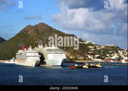 Philipsburg, St. Maarten - 2. März 2017: Kreuzfahrtschiffe Carnival Vista und das Royal Caribbean International Schiff Allure of the Seas dockten im Popu an Stockfoto