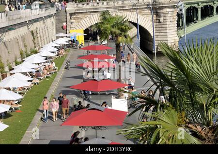 Am 8. Juli 2017, am ersten Tag der Sommerveranstaltung "Paris Plages" (Pariser Strände), laufen die Menschen am Ufer der seine in Paris, Frankreich. Die 16. Ausgabe von Paris Plages läuft vom 8. Juli bis 3. September 2017. Foto von Alain Apaydin/ABACAPRESS.COM Stockfoto