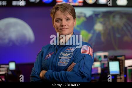 Houston, Usa. Dezember 2020. NASA-Astronautin Anne McClain im Blue Flight Control Room des NASA Johnson Space Center 16. September 2020 in Houston, Texas. McClain wurde am 9. Dezember 2020 als einer der 18 Astronauten ausgewählt, um für die kommenden Artemis-Missionen zum Mond zu trainieren. Quelle: Bill Ingalls/NASA/Alamy Live News Stockfoto