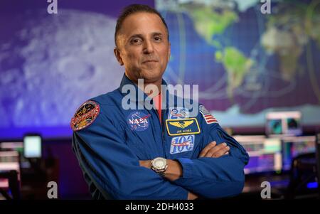 Houston, Usa. Dezember 2020. NASA-Astronaut Joe Acaba im Blue Flight Control Room des NASA Johnson Space Center 16. September 2020 in Houston, Texas. Acaba wurde am 9. Dezember 2020 als einer der 18 Astronauten ausgewählt, um für die kommenden Artemis-Missionen zum Mond zu trainieren. Quelle: Bill Ingalls/NASA/Alamy Live News Stockfoto