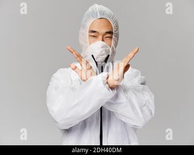 Mann in medizinischer Schutzkleidung und kreuzte seine Arme ein Vor ihm Krankenhaus Epidemie Stockfoto