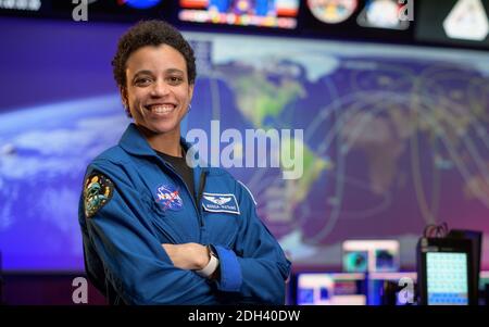 Houston, Usa. Dezember 2020. NASA-Astronautin Jessica Watkins im Blue Flight Control Room des NASA Johnson Space Center 15. September 2020 in Houston, Texas. Watkins wurde am 9. Dezember 2020 als einer der 18 Astronauten ausgewählt, um für die kommenden Artemis-Missionen zum Mond zu trainieren. Quelle: Bill Ingalls/NASA/Alamy Live News Stockfoto