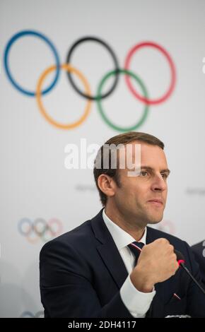 Der französische Präsident Emmanuel Macron wird bei einer Pressekonferenz nach der Präsentation der Ausschreibung von Paris 2014 vor den Mitgliedern des Internationalen Olympischen Komitees (IOC) am 11. Juli 2017 in Lausanne gesehen. Mitglieder des Internationalen Olympischen Komitees (IOC) werden eine außerordentliche Sitzung nach Präsentationen der Kampagnen-Teams für Los Angeles und Paris, kämpfen für das Recht auf Erfolg 2020 Gastgeber Tokio und die Durchführung der Spiele in sieben Jahren. Foto von Eliot Blondt/ABACAPRESS.COM Stockfoto