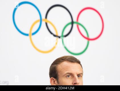 Der französische Präsident Emmanuel Macron wird bei einer Pressekonferenz nach der Präsentation der Ausschreibung von Paris 2014 vor den Mitgliedern des Internationalen Olympischen Komitees (IOC) am 11. Juli 2017 in Lausanne gesehen. Mitglieder des Internationalen Olympischen Komitees (IOC) werden eine außerordentliche Sitzung nach Präsentationen der Kampagnen-Teams für Los Angeles und Paris, kämpfen für das Recht auf Erfolg 2020 Gastgeber Tokio und die Durchführung der Spiele in sieben Jahren. Foto von Eliot Blondt/ABACAPRESS.COM Stockfoto