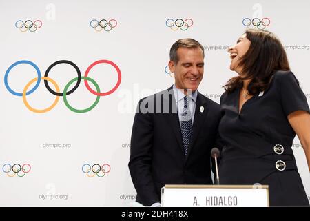 Handout Foto - Bürgermeister von Los Angeles Eric Garcetti und Bürgermeisterin von Paris Anne Hidalgo feiern die Entscheidung des IOC, die Olympischen Spiele 2024 und 2028 während der 130. Sitzung des IOC am 11. Juli 2017 im SwissTech Auditorium in Lausanne, Schweiz, zu vergeben. Foto von Philippe Millereau/Paris2024/ABACAPRESS.COM Stockfoto