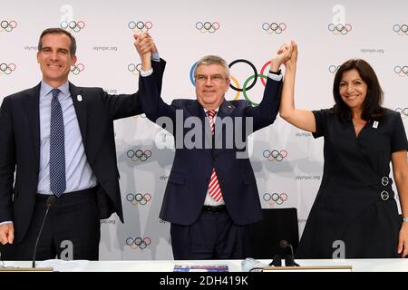 Handout Foto - Bürgermeister von Los Angeles Eric Garcetti, IOC Präsident Thomas Bach und Bürgermeister von Paris Anne Hidalgo feiern die Entscheidung des IOC, die Olympischen Spiele 2024 und 2028 während der IOC 130. Sitzung im SwissTech Auditorium, in Lausanne, Schweiz, am 11. Juli 2017 zu verleihen. Foto von Philippe Millereau/Paris2024/ABACAPRESS.COM Stockfoto