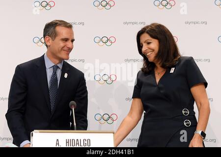 Handout Foto - Bürgermeister von Los Angeles Eric Garcetti und Bürgermeisterin von Paris Anne Hidalgo feiern die Entscheidung des IOC, die Olympischen Spiele 2024 und 2028 während der 130. Sitzung des IOC am 11. Juli 2017 im SwissTech Auditorium in Lausanne, Schweiz, zu vergeben. Foto von Philippe Millereau/Paris2024/ABACAPRESS.COM Stockfoto