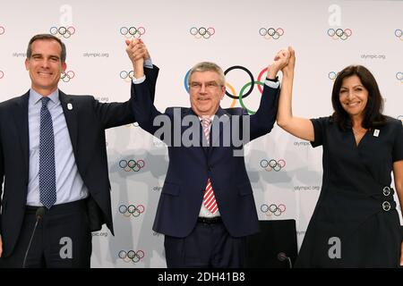 Handout Foto - Bürgermeister von Los Angeles Eric Garcetti, IOC Präsident Thomas Bach und Bürgermeister von Paris Anne Hidalgo feiern die Entscheidung des IOC, die Olympischen Spiele 2024 und 2028 während der IOC 130. Sitzung im SwissTech Auditorium, in Lausanne, Schweiz, am 11. Juli 2017 zu verleihen. Foto von Philippe Millereau/Paris2024/ABACAPRESS.COM Stockfoto