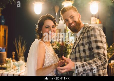 Erster Blick Moment auf Hochzeit vor Zeremonie beginnt. Braut und Bräutigam entschieden sich, einander vor ihrer Hochzeitszeremonie zu sehen, mome Stockfoto