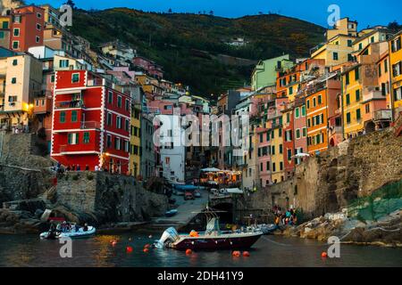 Blick auf die bunten Häuser in Riomaggiore bei Sonnenuntergang, Cinque Terre, Italien Tapete Stockfoto