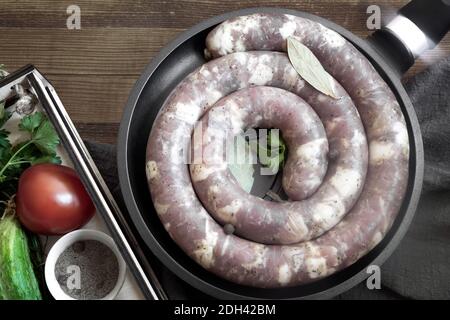 Die Wurst ist hausgemacht, zum Braten vorbereitet. Stockfoto