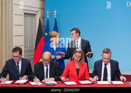 Der französische Präsident Emmanuel Macron (Rückseite R) und Bundeskanzlerin Angela Merkel (Rückseite L), (L nach rechts)stehen als deutscher Innenminister Thomas de Maiziere, der französische Minister für Europa und auswärtige Angelegenheiten Jean-Yves Le Drian, der Vizepräsident der Europäischen Kommission und EU-Kommissarin für Außen- und Sicherheitspolitik Federica Mogherini, Der deutsche Staatsminister für Europa im Auswärtigen Amt, Michael Roth, posiert nach der Unterzeichnung von Dokumenten beim Start der ⤽Allianz für die Sahelzone⤝ am 13. juli 2017 im Elysée-Palast in Paris. Foto von Jacques Witt/Pool/ABACAPRESS.COM Stockfoto