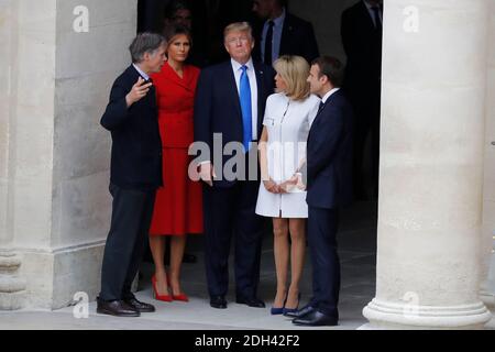 Der französische Präsident Emmanuel Macron begrüßt US-Präsident Donald Trump bei seiner Ankunft im Hotel des Invalides in Paris am 13. Juli 2017. Foto von Henri Szwarc/ABACAPRESS.COM Stockfoto