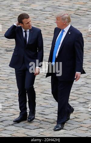 Der französische Präsident Emmanuel Macron begrüßt US-Präsident Donald Trump bei seiner Ankunft im Hotel des Invalides in Paris am 13. Juli 2017. Foto von Henri Szwarc/ABACAPRESS.COM Stockfoto