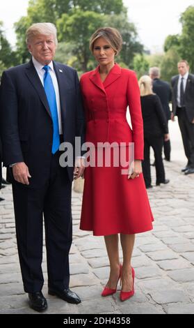 Der französische Präsident Emmanuel Macron (L) begrüßt US-Präsident Donald Trump und seine Frau Melanie Trump am 13. Juli 2017 bei einer Zeremonie im Invalidendom in Paris vor dem Armeemuseum. Donald Trump kam in Paris zu einem Präsidentenbesuch mit Prunk des Bastille-Tages an, von dem das Weiße Haus hofft, dass er eine Atempause vor dem rollenden Skandal nach Hause bieten wird.ELIOT BLONDT/ABACAPRESS.COM Stockfoto