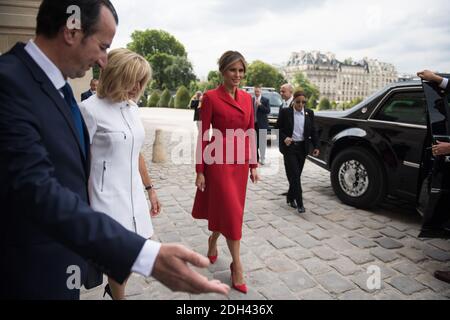 Brigitte Macron, Ehefrau des französischen Präsidenten, und Melanie Trump warten vor dem Armeemuseum während einer Zeremonie am 13. Juli 2017 im Invalidendom in Paris. Donald Trump kam zu einer 24-stündigen Reise nach Paris, die mit Frankreichs Nationalfeiertag und dem 100.Jahrestag der Beteiligung der USA am Ersten Weltkrieg zusammenfällt.ELIOT BLONDT/ABACAPRESS.COM Stockfoto